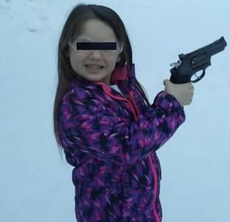 Pai causa polêmica ao dar revólver para filha de 8 anos levar para a escola