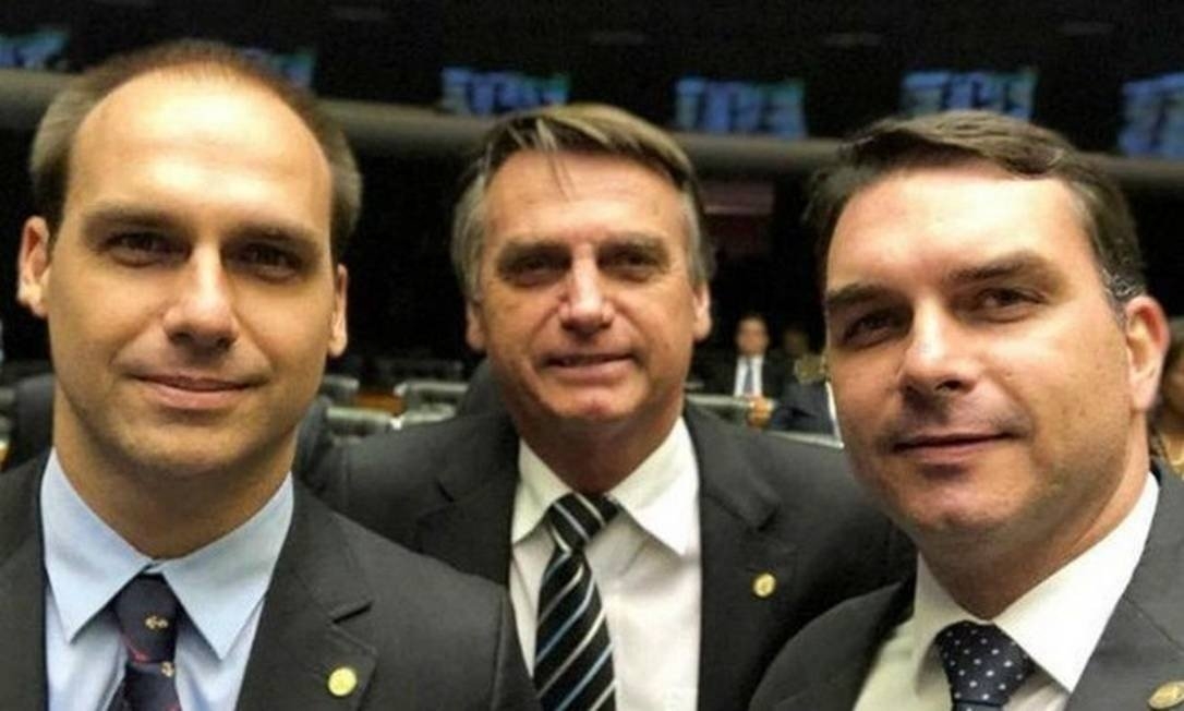 PGR diz faltar elementos para investigação e arquiva apuração sobre família Bolsonaro