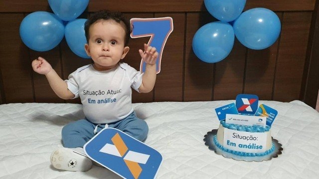 Bebê comemora 7 meses com tema de auxílio emergencial: ‘Em análise’