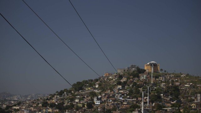 Moradores da comunidade Morro do Adeus, Rio, são submetidos a  cadastros por quadrilha