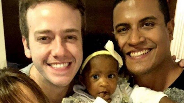 Ator Pablo Sanábio e marido preparam festa de um ano para filha adotada