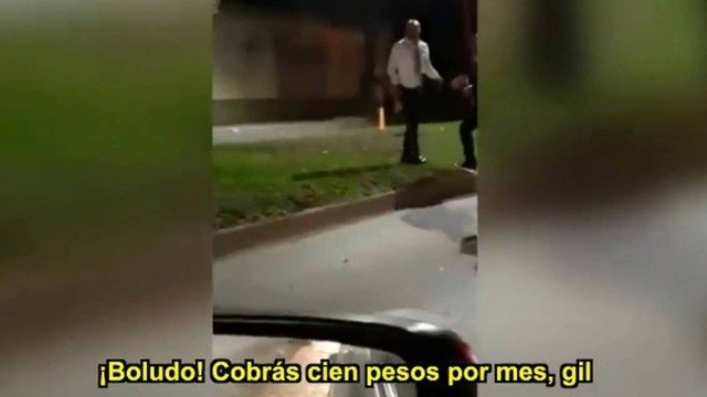Técnico da Argentina ofende policial que abordou seu carro; vídeo