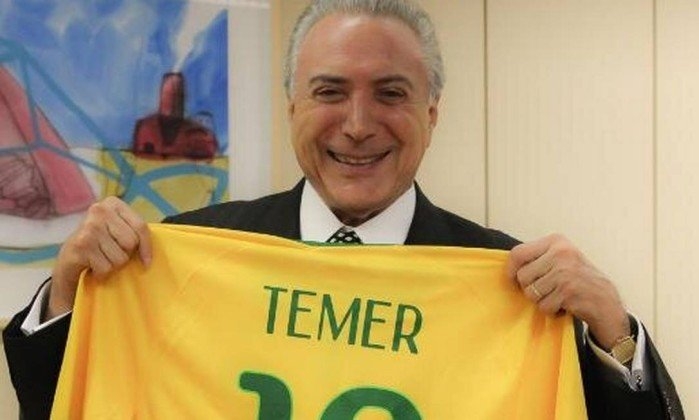 Temer parabeniza seleção pela vitória e acaba xingado por torcedores