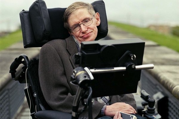 Físico Stephen Hawking é internado na Itália