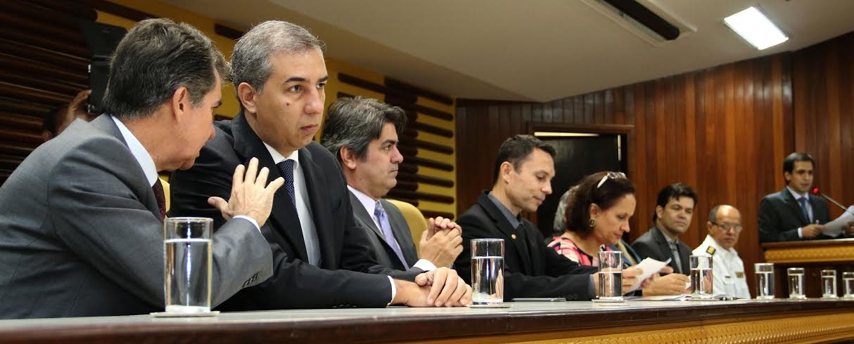 José Eliton debate segurança no trabalho do servidor