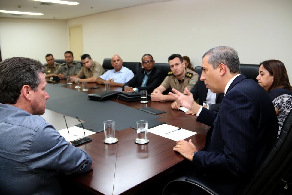 Representantes de associações de policiais militares reúnem-se com José Eliton