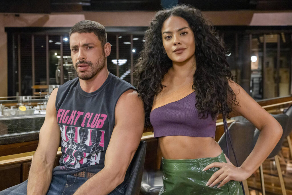 Bella Campos e Cauã Reymond nos bastidores de 'Vale Tudo'.