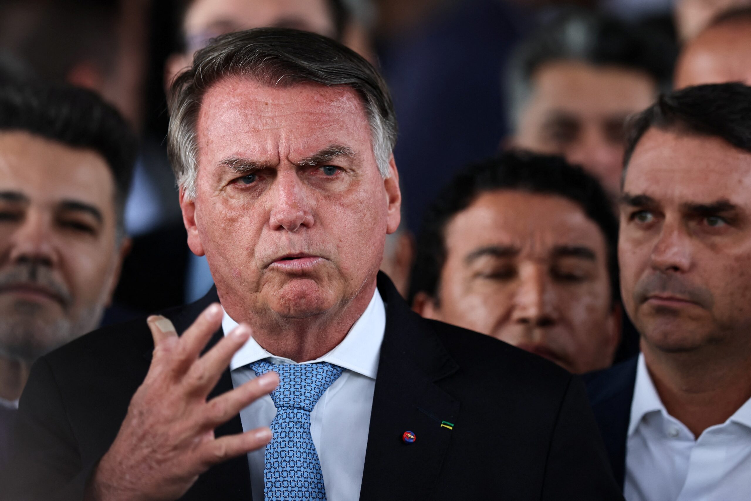 Ex-presidente Bolsonaro apresenta evolução positiva após cirurgia complexa