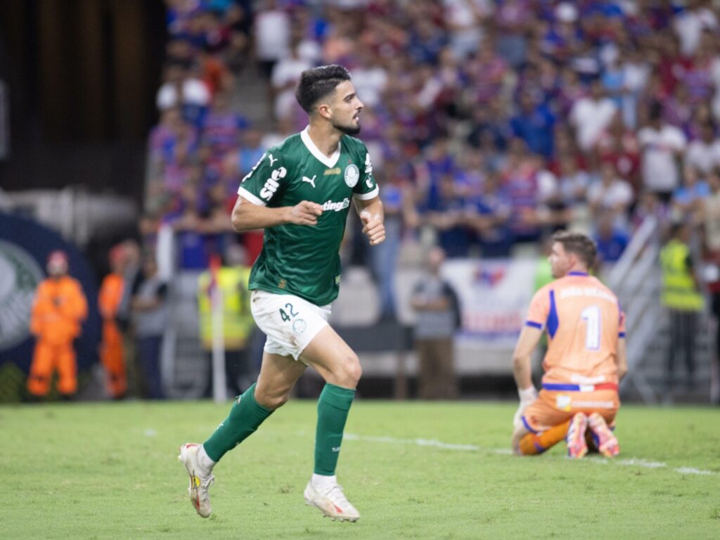 Palmeiras vence e é lider