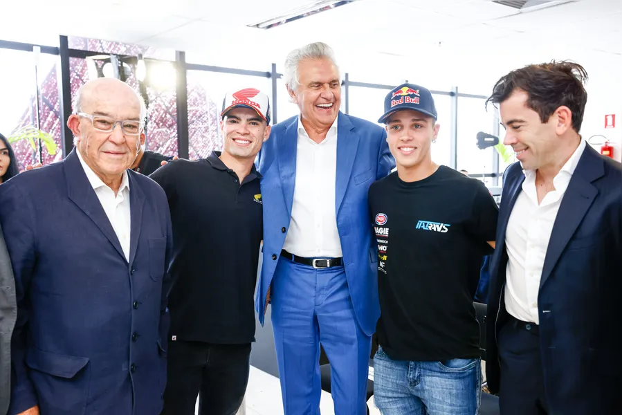 Caiado assina contrato para realização da MotoGP no Autódromo de Goiânia