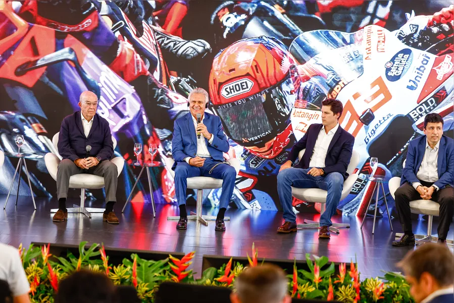 Caiado assina contrato para realização da MotoGP no Autódromo de Goiânia