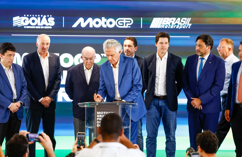 Caiado assina contrato para realização da MotoGP no Autódromo de Goiânia