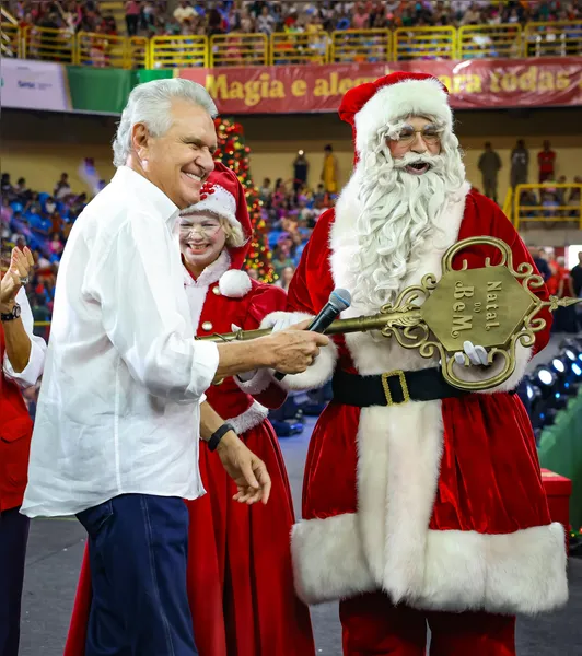 Caiado e Gracinha entregam mais de 20 mil brinquedos em mega festa no Goiânia Arena