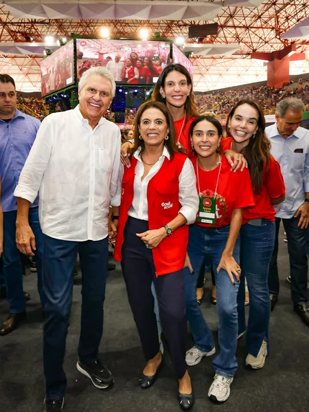 Caiado e Gracinha entregam mais de 20 mil brinquedos em mega festa no Goiânia Arena