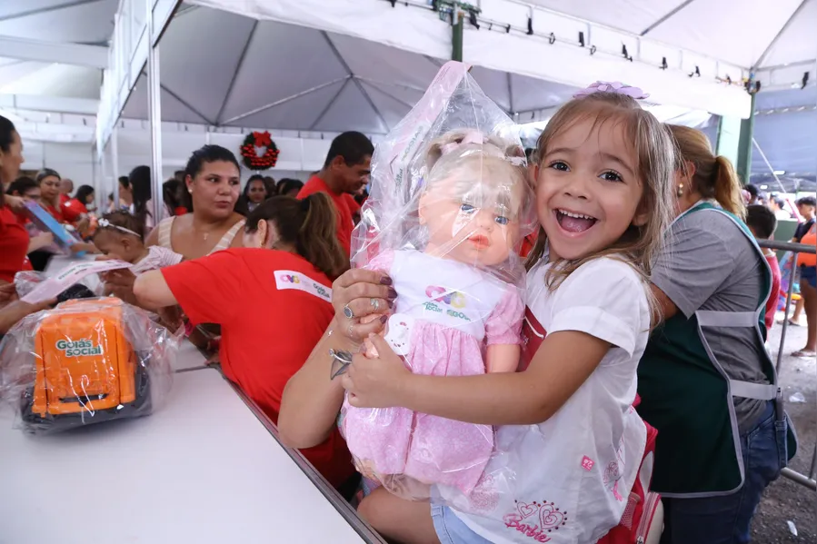 Caiado e Gracinha entregam mais de 20 mil brinquedos em mega festa no Goiânia Arena