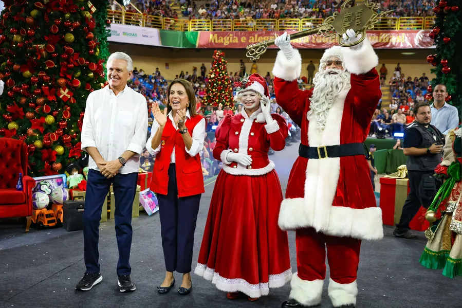Caiado e Gracinha entregam mais de 20 mil brinquedos em mega festa no Goiânia Arena