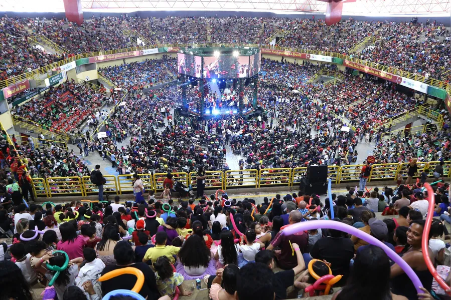 Caiado e Gracinha entregam mais de 20 mil brinquedos em mega festa no Goiânia Arena