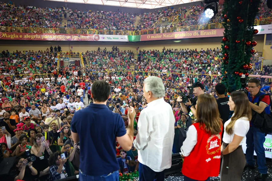 Caiado e Gracinha entregam mais de 20 mil brinquedos em mega festa no Goiânia Arena