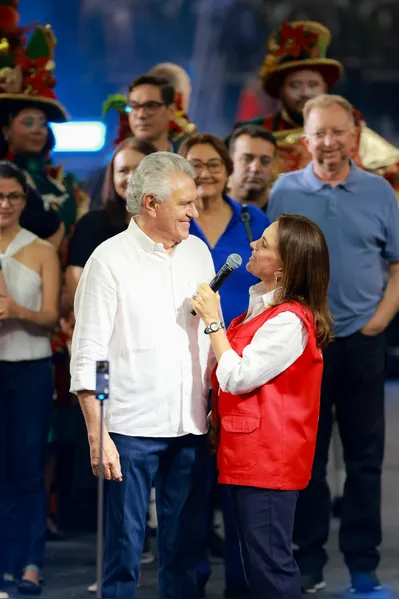 Caiado e Gracinha entregam mais de 20 mil brinquedos em mega festa no Goiânia Arena