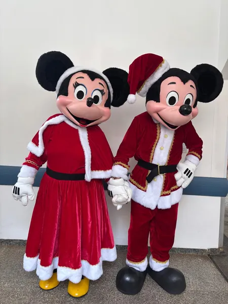 HEAPA celebra véspera de Natal com presença do Mickey e da Minnie