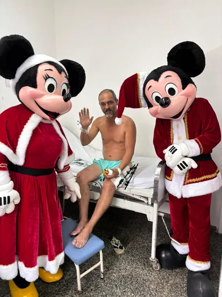 HEAPA celebra véspera de Natal com presença do Mickey e da Minnie