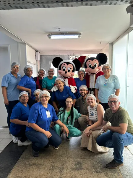 HEAPA celebra véspera de Natal com presença do Mickey e da Minnie