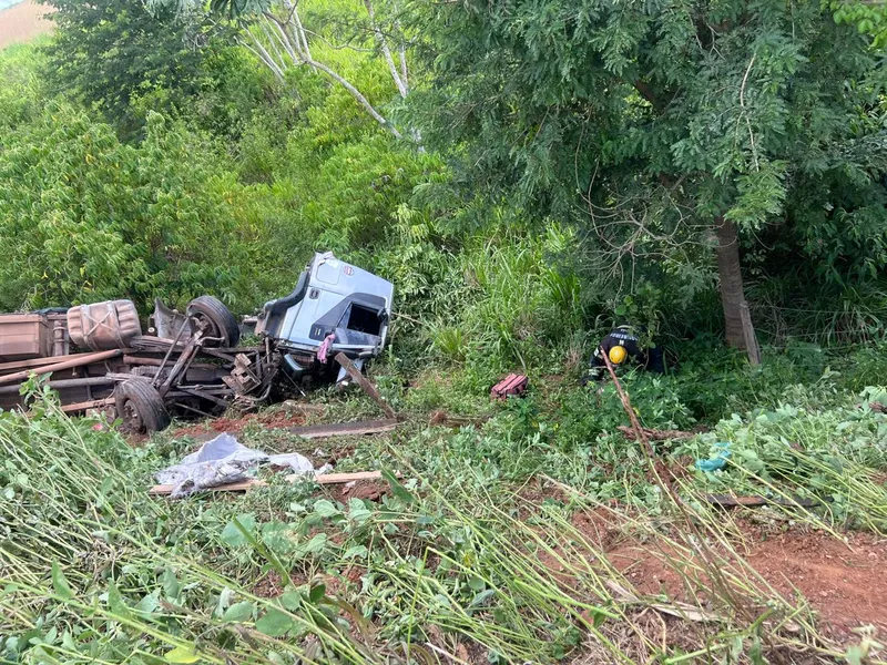 Acidente entre carretas e carro de passeio termina com uma morte e quatro feridos