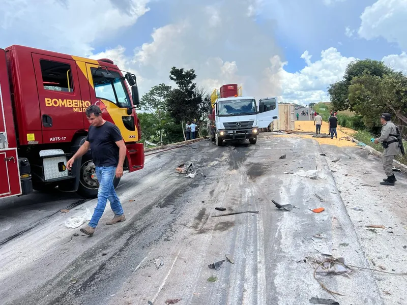 Acidente entre carretas e carro de passeio termina com uma morte e quatro feridos