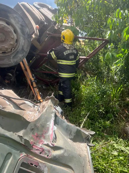 Acidente entre carretas e carro de passeio termina com uma morte e quatro feridos