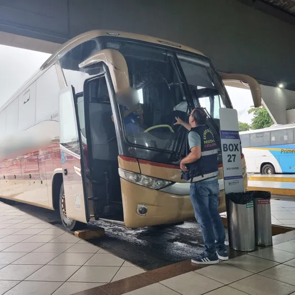 Empresa de ônibus é autuado por má conservação do veículo