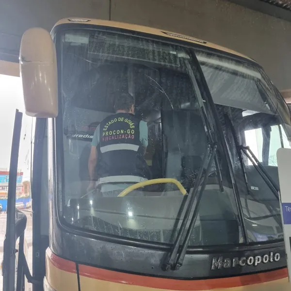 Empresa de ônibus é autuado por má conservação do veículo