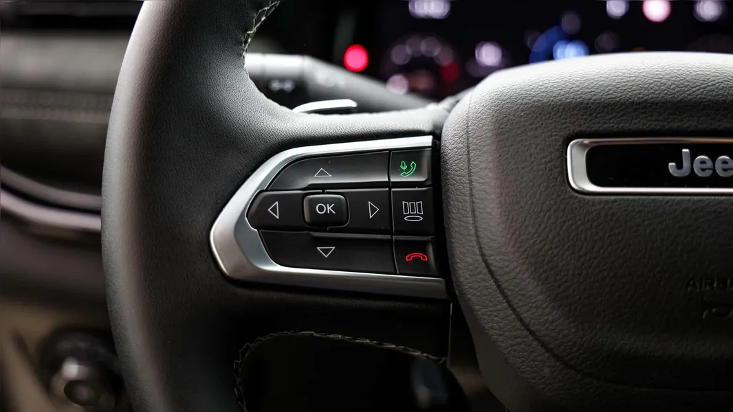 Teste: Impressões ao dirigir o Jeep Commander Blackhawk 2025 com o novo motor 2.0 Turbo de 272 cv