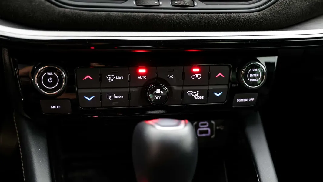 Teste: Impressões ao dirigir o Jeep Commander Blackhawk 2025 com o novo motor 2.0 Turbo de 272 cv