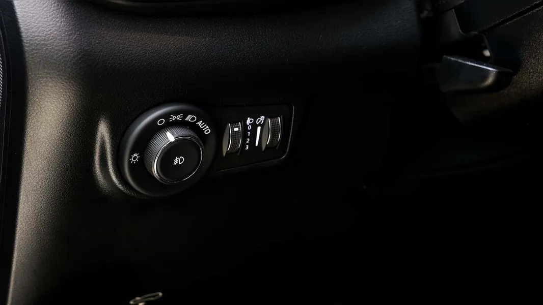 Teste: Impressões ao dirigir o Jeep Commander Blackhawk 2025 com o novo motor 2.0 Turbo de 272 cv