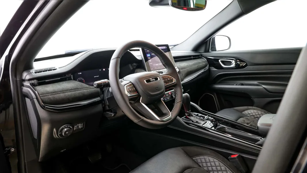 Teste: Impressões ao dirigir o Jeep Commander Blackhawk 2025 com o novo motor 2.0 Turbo de 272 cv