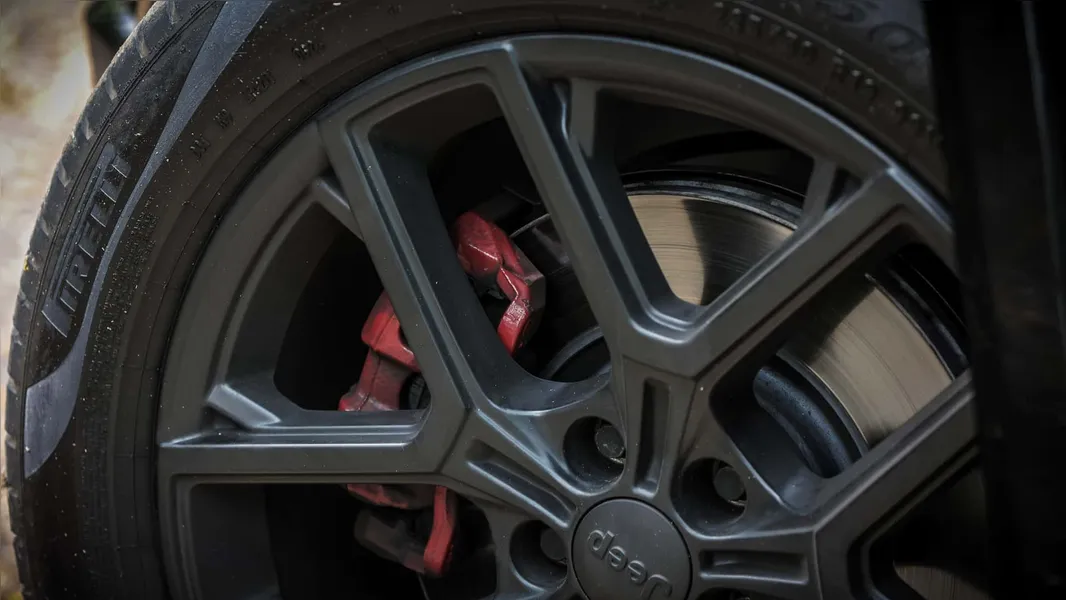 Teste: Impressões ao dirigir o Jeep Commander Blackhawk 2025 com o novo motor 2.0 Turbo de 272 cv