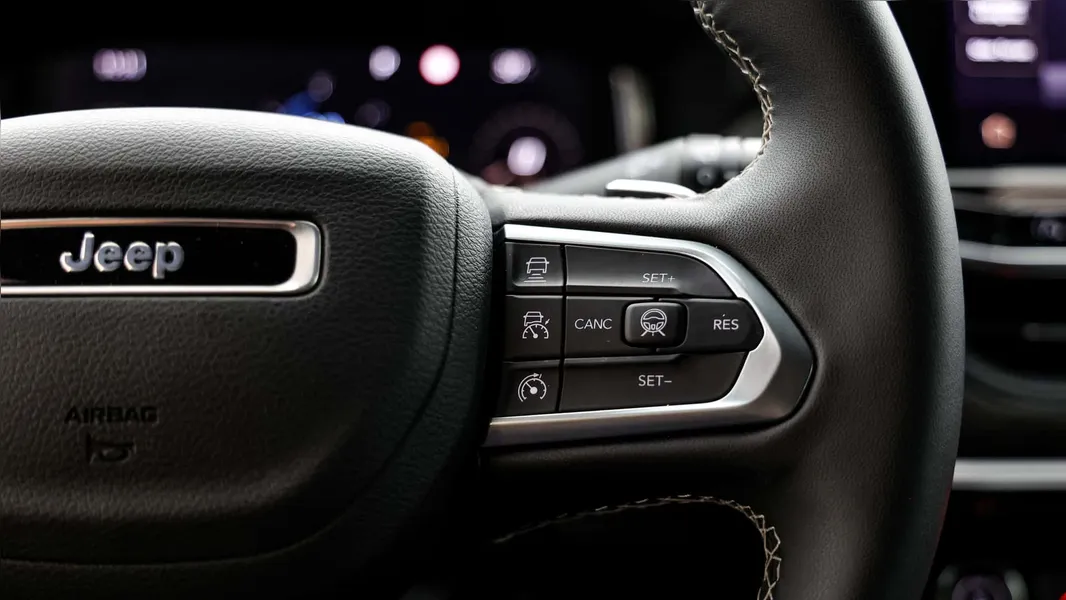 Teste: Impressões ao dirigir o Jeep Commander Blackhawk 2025 com o novo motor 2.0 Turbo de 272 cv