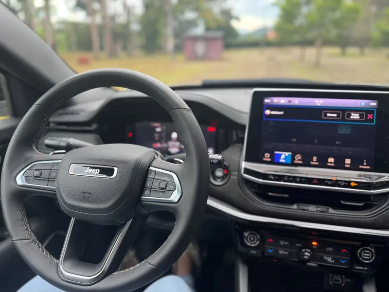 Teste: Impressões ao dirigir o Jeep Commander Blackhawk 2025 com o novo motor 2.0 Turbo de 272 cv