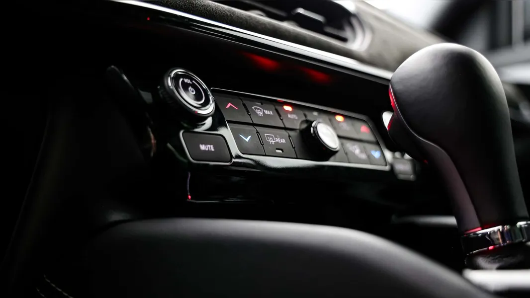 Teste: Impressões ao dirigir o Jeep Commander Blackhawk 2025 com o novo motor 2.0 Turbo de 272 cv