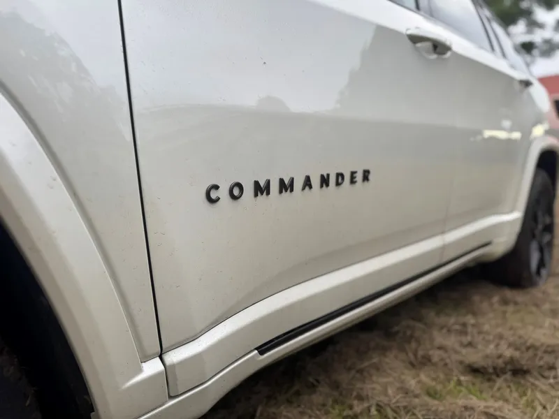 Teste: Impressões ao dirigir o Jeep Commander Blackhawk 2025 com o novo motor 2.0 Turbo de 272 cv