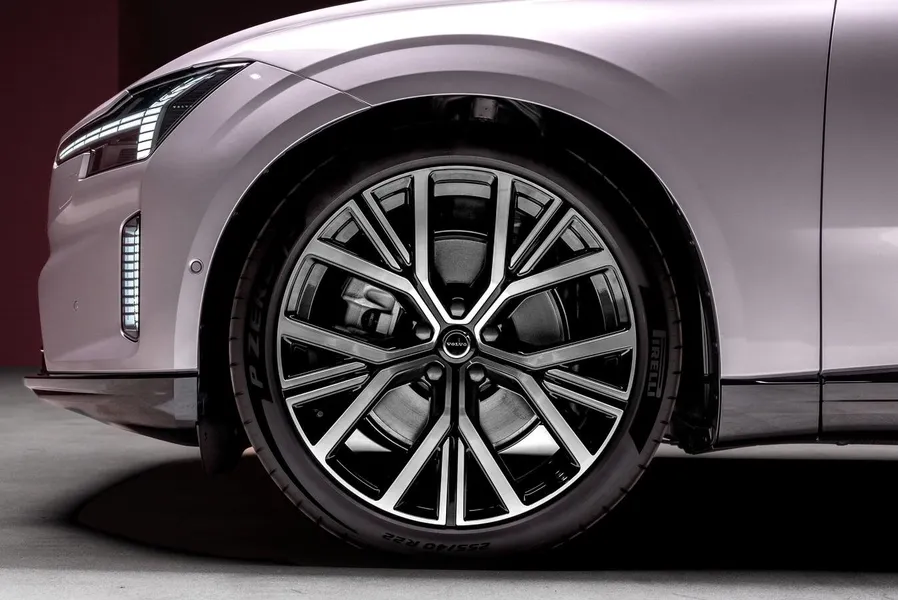 Novo Volvo ES90 chega ao Brasil em 2026 oferecendo 700 km de autonomia