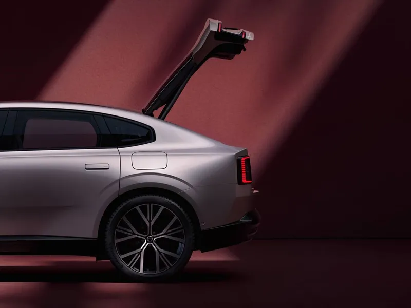 Novo Volvo ES90 chega ao Brasil em 2026 oferecendo 700 km de autonomia