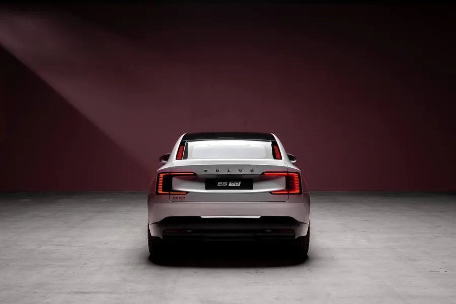 Novo Volvo ES90 chega ao Brasil em 2026 oferecendo 700 km de autonomia