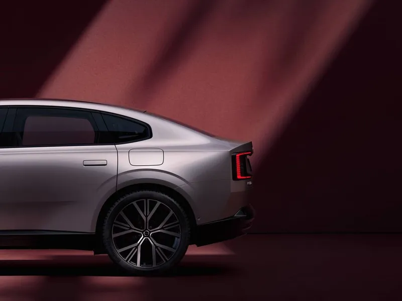 Novo Volvo ES90 chega ao Brasil em 2026 oferecendo 700 km de autonomia