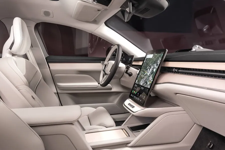 Novo Volvo ES90 chega ao Brasil em 2026 oferecendo 700 km de autonomia