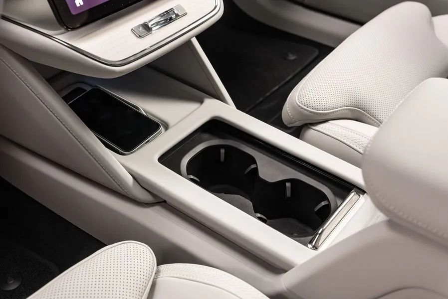 Novo Volvo ES90 chega ao Brasil em 2026 oferecendo 700 km de autonomia