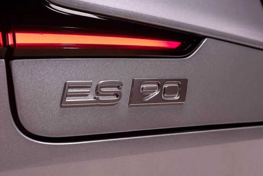 Novo Volvo ES90 chega ao Brasil em 2026 oferecendo 700 km de autonomia
