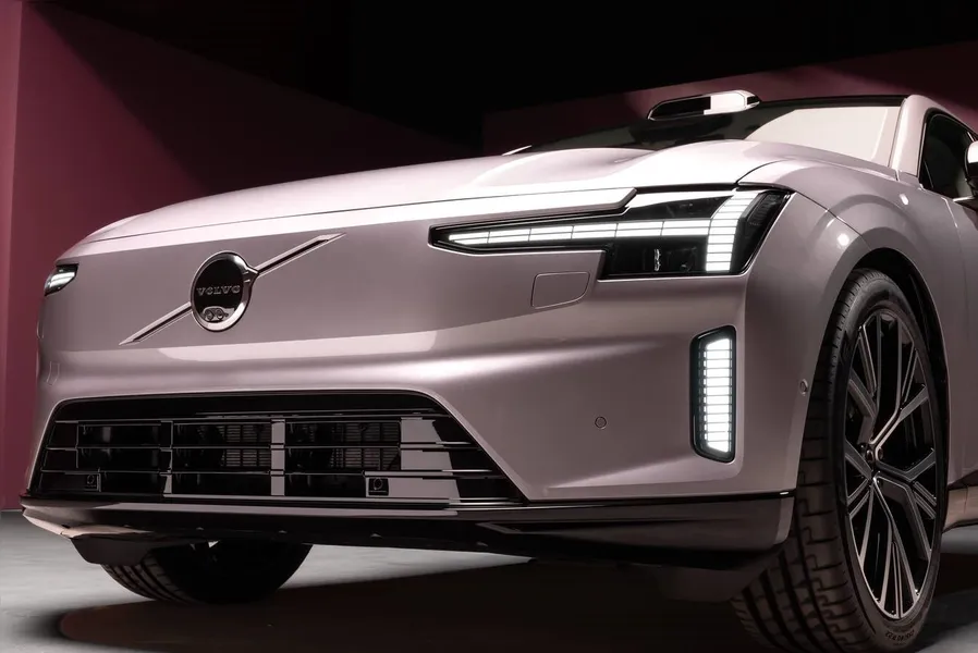 Novo Volvo ES90 chega ao Brasil em 2026 oferecendo 700 km de autonomia