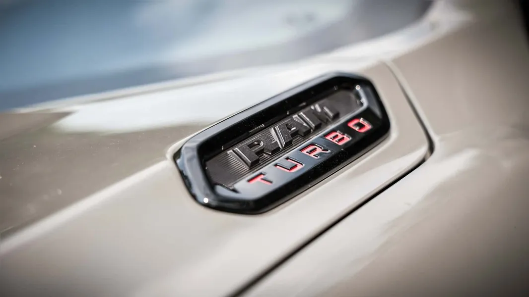 Teste: Rampage 2025 avança com o novo motor 2.2 turbodiesel de 200 cv