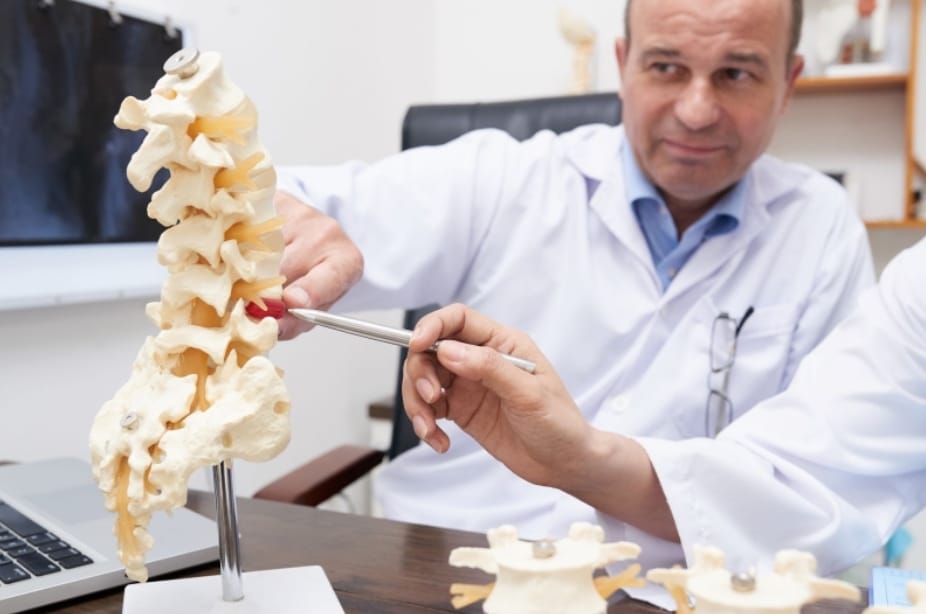 Medicina Física e Reabilitação oferece abordagens personalizadas, incluindo procedimentos minimamente invasivos, para restaurar a função e a qualidade de vida de pacientes com diversas condições, com destaque para o tratamento da dor crônica.